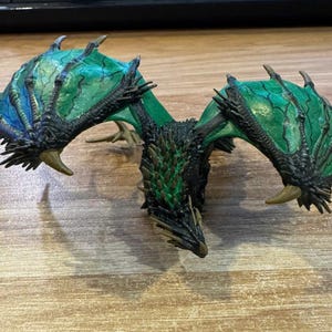 Handgefertigte Drachen Figur - Grüne und schwarze Drachen Modell, Fantasy Skulptur, Schreibtisch Dekoration, Geschenk für Mythos Liebhaber