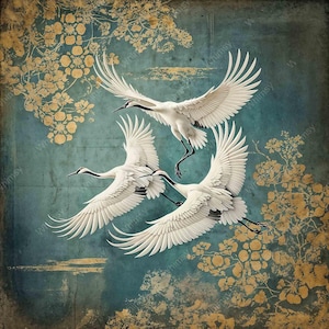 Op de afbeelding: Een artistieke print met drie witte kraanvogels in vlucht tegen een teal achtergrond. De kraanvogels hebben zwarte markeringen en uitgestrekte vleugels. Gouden bloempatronen sieren de boven- en onderkant van de afbeelding, wat een vleugje elegantie toevoegt.