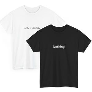Op de afbeelding: Twee T-shirts met korte mouwen. Eén is wit met de tekst "Jet2 Holiday" in zwart. De andere is zwart met de tekst "Nothing" in wit. Beide shirts hebben een ronde hals.