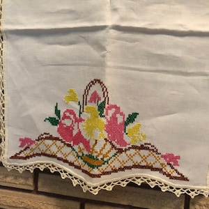 Vintage 70's Embroidered Floral Basket Table Runner - Embroidered Runner - Vanity Cloth - Dresser Runner - Boho Embroidery - Table Decor