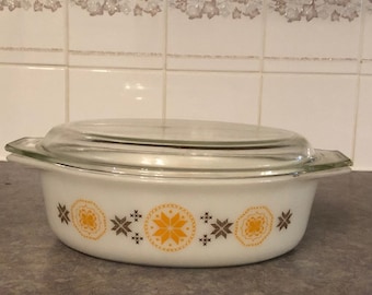 Vintage 70's Town and Country Pattern Pyrex 2.5 quart Casserole Dish with Lid - USA - Cooking - Baking - 70’s Dining - Serving - Kitchen