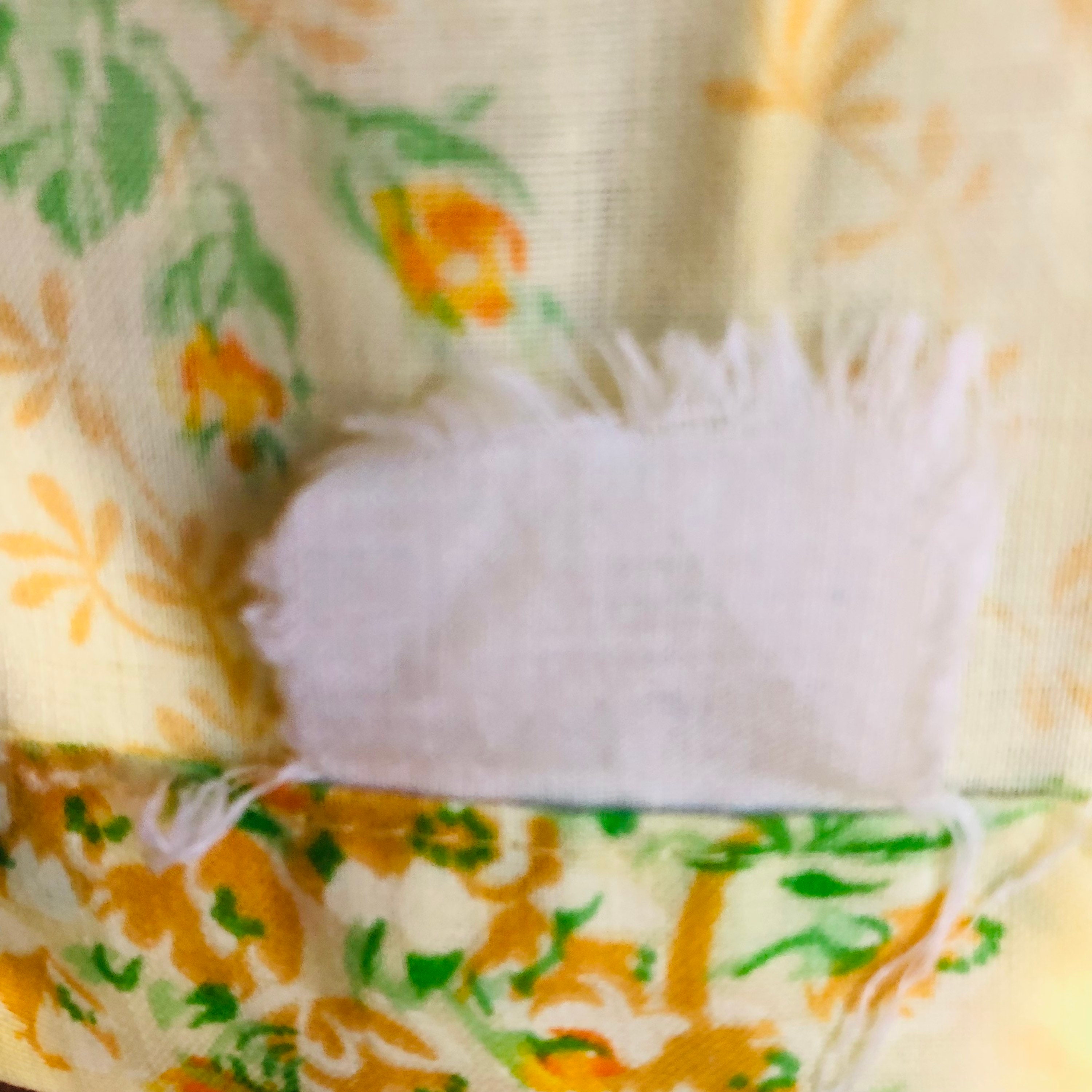Drap vintage motifs de fleurs tons jaune orange Drap vintage motifs de fleurs tons jaune orange