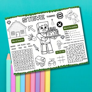 Puede incluir: Una hoja de actividades en blanco y negro con tem&aacute;tica de Minecraft. La hoja incluye juegos de b&uacute;squeda de palabras, rompecabezas de palabras y tres en raya. El texto "STEVE TURNS" est&aacute; en la parte superior y la hoja est&aacute; decorada con gr&aacute;ficos relacionados con Minecraft.