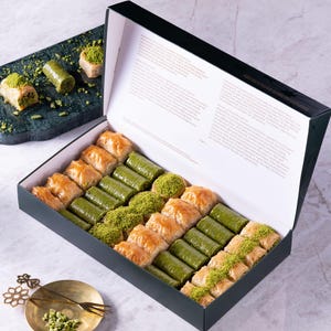Mixed Baklava Gift Box – Assorted Pistachio & Walnut Baklava Tray – Authentic Handmade Gourmet Dessert – No Glucose Syrup – Perfect Gift
