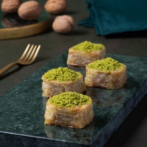 Palace Style Turkish Baklava with Walnut – Handcrafted Palaca Roll Baklava by Nadir Güllü | Premium Baklava Dessert Gift Box from Istanbul