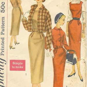 Könnte beinhalten: Ein Vintage-Schnittmusterumschlag von Simplicity 2236, Größe 11, Brustumfang 80 cm. Das Cover zeigt Illustrationen eines Kleider- und Jackensets in Beige und Orange mit dem Text Simple to make und Simplicity Printed Pattern 50c.