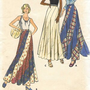 Può includere: Una busta per cartamodello Butterick 3557 con illustrazioni di tre outfit. I modelli includono un top senza maniche con gonna a fiori, un top nero a maniche corte con una gonna lunga color crema e una camicia con colletto e gonna a quadri.