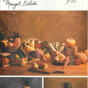 Pode incluir: Um padrão de costura Butterick vintage, desenhado por Margit Echols, com uma natureza morta de frutas e vegetais de tecido. O número do padrão é 5086 e é tamanho único.