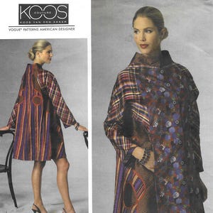 Könnte beinhalten: Eine Schnittmusterhülle für einen Mantel von Koos Couture Vogue Patterns American Designer. Der Mantel hat einen hohen Kragen, lange Ärmel und ein gemischtes Design mit vertikal gestreiften Bahnen und einer dunklen Blumenmusterbahn.