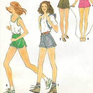 Puede incluir: Patrón de costura Simplicity vintage 8962 para pantalones cortos. La portada presenta ilustraciones de mujeres con pantalones cortos. El patrón es para tallas 6 y 8, con tallas de cintura de 58 y 61 cm. El patrón requiere 0,91 metros de tela.