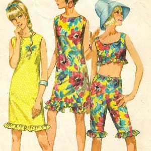 Może przedstawiać: Vintage wzór szycia Simplicity z trzema damskimi strojami. Stroje obejmują żółtą sukienkę w kropki, sukienkę w kwiaty oraz zestaw crop top i spodnie capri w kwiaty. Wzór jest dla rozmiaru Junior 11, obwód klatki piersiowej 80 cm.