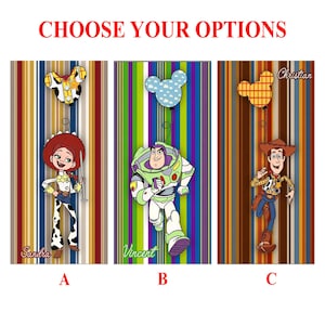 Puede incluir: Tres paneles verticales con fondos a rayas coloridos, cada uno con un personaje diferente de Toy Story. Los personajes son Jessie, Buzz Lightyear y Woody. Cada panel tiene un globo con forma de Mickey Mouse en la parte superior y un nombre en la parte inferior. El texto "CHOOSE YOUR OPTIONS" est&aacute; en la parte superior.