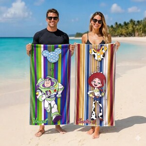 Puede incluir: Dos toallas de playa con dise&ntilde;os de personajes de dibujos animados. Una toalla presenta a Buzz Lightyear con el nombre "Vincent" y una cabeza de Mickey Mouse. La otra toalla tiene a Jessie de Toy Story con el nombre "Sandra" y una cabeza de toro.