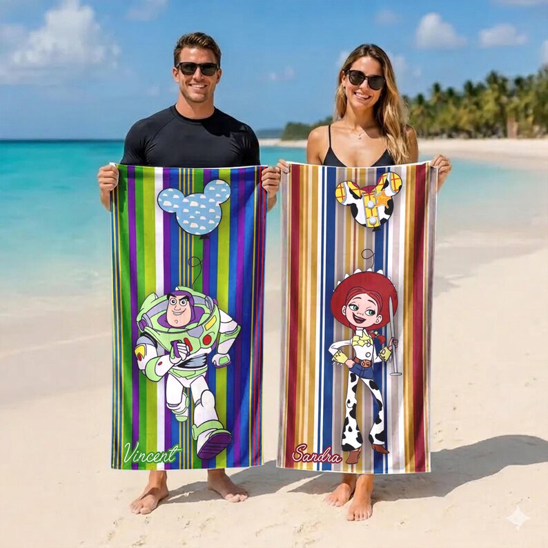 Puede incluir: Dos toallas de playa con dise&ntilde;os de personajes de dibujos animados. Una toalla presenta a Buzz Lightyear con el nombre "Vincent" y una cabeza de Mickey Mouse. La otra toalla tiene a Jessie de Toy Story con el nombre "Sandra" y una cabeza de toro.