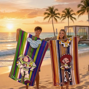 Puede incluir: Dos toallas de playa con dise&ntilde;os de personajes de dibujos animados. Una toalla presenta a Buzz Lightyear con el nombre "Vincent" y una cabeza de Mickey Mouse. La otra toalla tiene un dise&ntilde;o de Jessie con el nombre "Sandra" y una cabeza de Mickey Mouse.