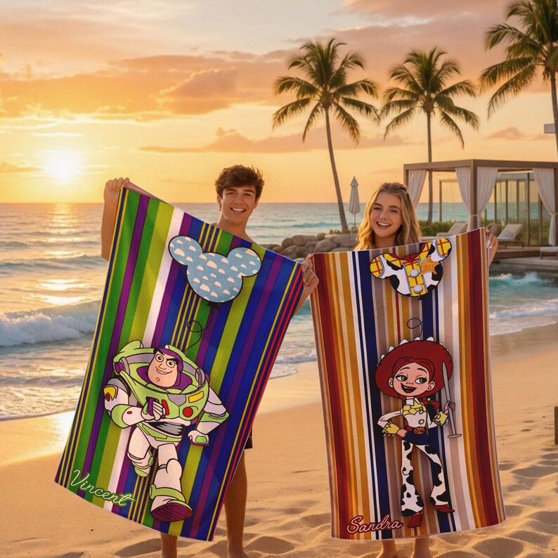 Puede incluir: Dos toallas de playa con dise&ntilde;os de personajes de dibujos animados. Una toalla presenta a Buzz Lightyear con el nombre "Vincent" y una cabeza de Mickey Mouse. La otra toalla tiene un dise&ntilde;o de Jessie con el nombre "Sandra" y una cabeza de Mickey Mouse.
