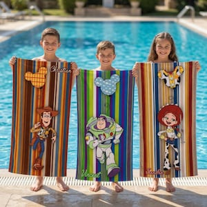 Puede incluir: Tres toallas de playa coloridas con personajes de Toy Story. Cada toalla tiene rayas verticales en varios colores y un personaje: Woody, Buzz Lightyear y Jessie. Las toallas est&aacute;n personalizadas con nombres.