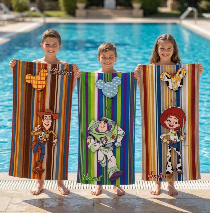 Puede incluir: Tres toallas de playa coloridas con personajes de Toy Story. Cada toalla tiene rayas verticales en varios colores y un personaje: Woody, Buzz Lightyear y Jessie. Las toallas est&aacute;n personalizadas con nombres.