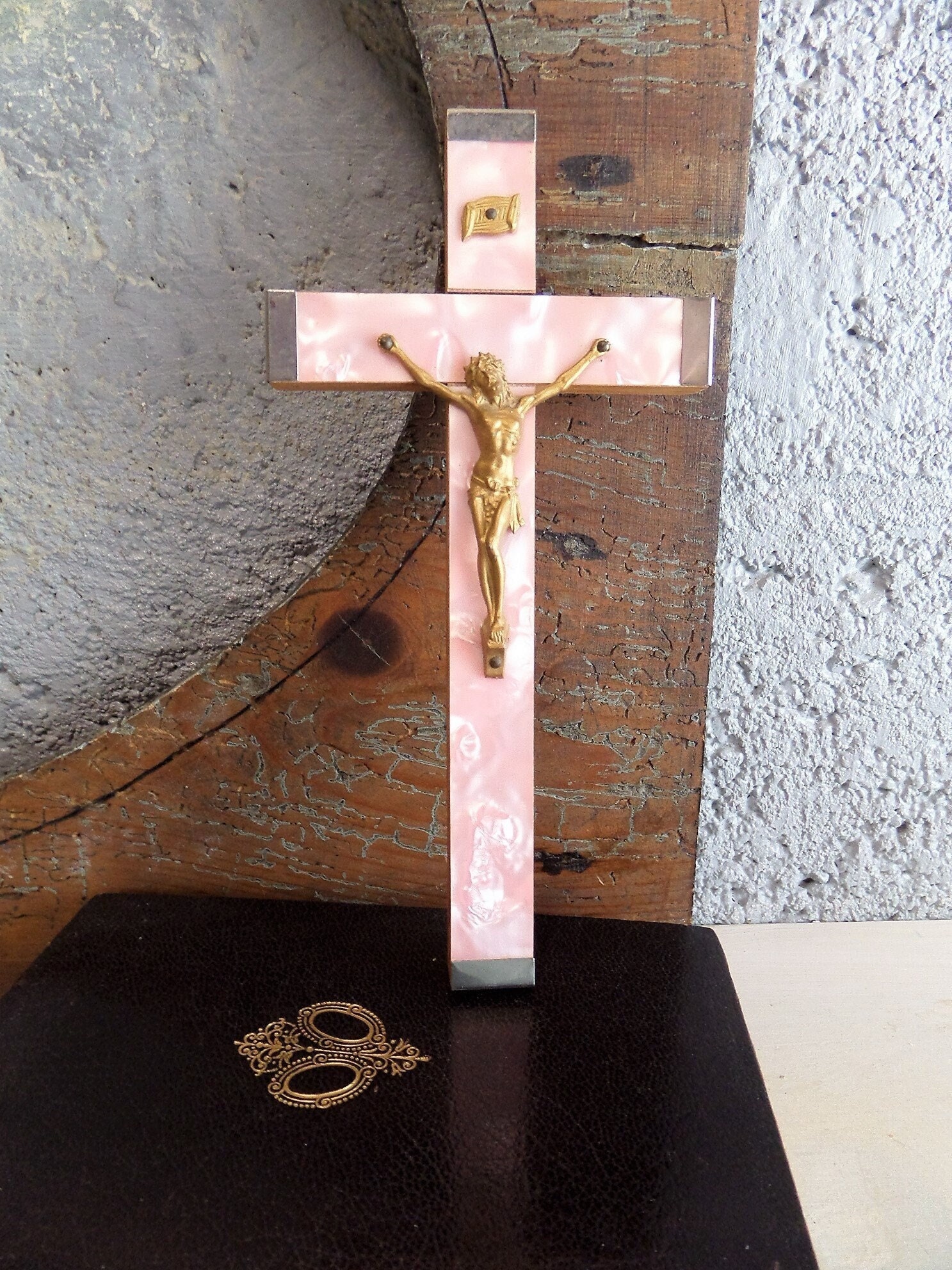 Français Crucifix Antique Des Années 1930 Finition en Marbre Rose