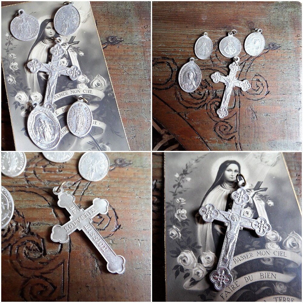 Ensemble de Cinq Médailles Religieuses en Aluminium et Croix Souvenir Mission Années 1930