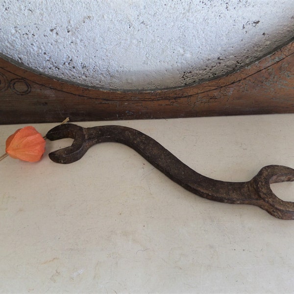 Clé à molette en fonte de tracteur de ferme antique