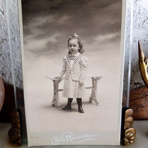 Un gabinete fotográfico en cartón Querido niño pequeño con un traje de marinero por fotografía francesa 1890.