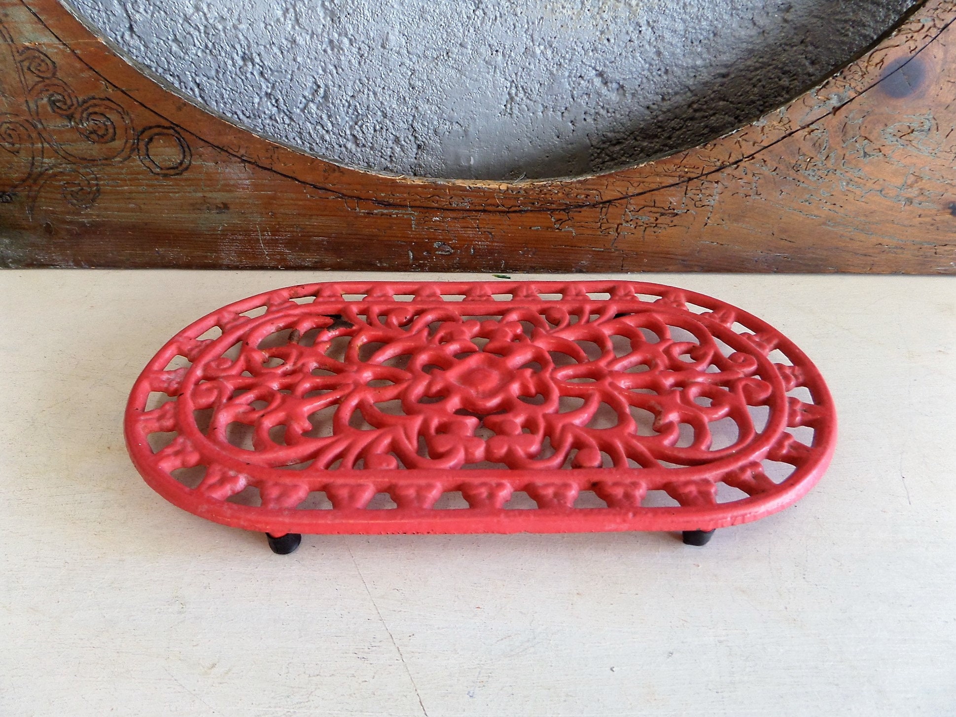 Vintage Art Nouveau Style Rouge Fonte Trivet/Cottage Chic, Décor Chic