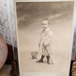 Un gabinete fotográfico sobre cartón Niño joven con un traje de marinero por French Photography 1890.