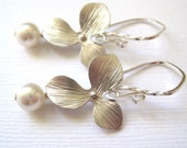 Silver floral earrings,Swarovski white pearls,silver flower earings,Sterling silver earrings,bridesmaid gift, Bridal jewelry wedding