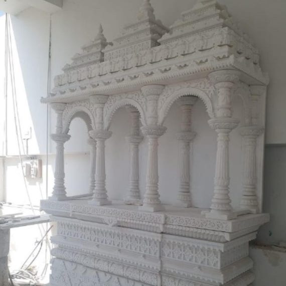 手作りの白い大理石のヒンドゥー寺院：インドのプージャマンダパム 