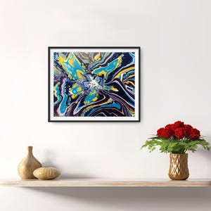 K&ouml;nnte beinhalten: Abstrakter Kunstdruck in einem schwarzen Rahmen. Das Kunstwerk zeigt ein flie&szlig;endes Design mit Wirbeln aus Blau, Gelb, Wei&szlig; und Dunkelviolett. Das Gem&auml;lde wird &uuml;ber einem Holzregal mit dekorativen Vasen und einer Vase mit roten Rosen ausgestellt.