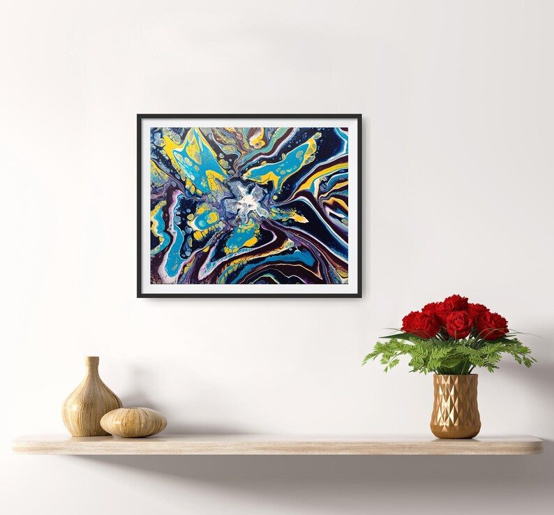 K&ouml;nnte beinhalten: Abstrakter Kunstdruck in einem schwarzen Rahmen. Das Kunstwerk zeigt ein flie&szlig;endes Design mit Wirbeln aus Blau, Gelb, Wei&szlig; und Dunkelviolett. Das Gem&auml;lde wird &uuml;ber einem Holzregal mit dekorativen Vasen und einer Vase mit roten Rosen ausgestellt.