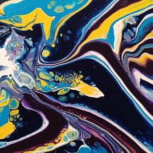K&ouml;nnte beinhalten: Abstrakte Acrylgussmalerei mit einer dynamischen Komposition. Das Kunstwerk zeigt flie&szlig;ende Muster in Gelb-, Blau-, Lila- und Wei&szlig;t&ouml;nen vor einem dunklen Hintergrund. Das flie&szlig;ende Design erzeugt ein Gef&uuml;hl von Bewegung und Tiefe.