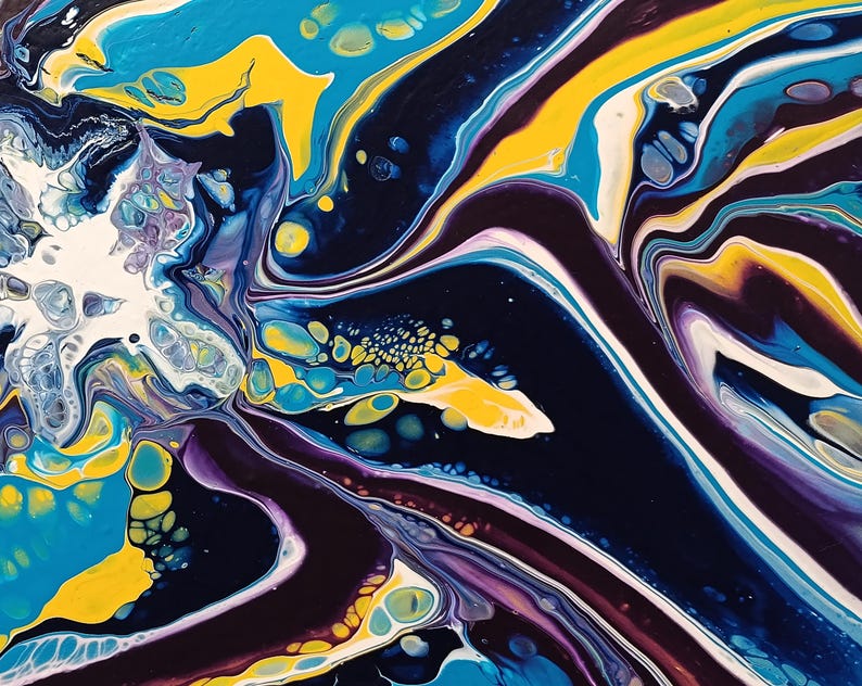 K&ouml;nnte beinhalten: Abstrakte Acrylgussmalerei mit einer dynamischen Komposition. Das Kunstwerk zeigt flie&szlig;ende Muster in Gelb-, Blau-, Lila- und Wei&szlig;t&ouml;nen vor einem dunklen Hintergrund. Das flie&szlig;ende Design erzeugt ein Gef&uuml;hl von Bewegung und Tiefe.
