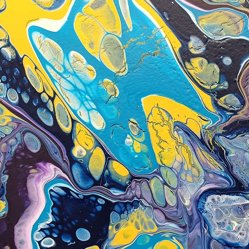 K&ouml;nnte beinhalten: Abstrakte Acrylgussmalerei mit einer lebendigen Farbmischung. Das Kunstwerk zeigt eine dynamische Komposition aus gelben, blauen und violetten Farbt&ouml;nen mit komplizierten Mustern und Texturen. Der Fluid-Art-Stil erzeugt eine visuell ansprechende und moderne &Auml;sthetik.