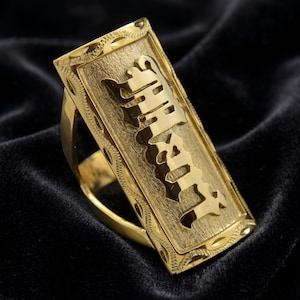 Bague gothique personnalisée avec nom, chevalière anglaise ancienne sur mesure, bijou en or.