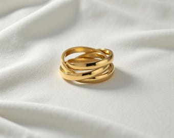 Anello in oro a tripla fascia: gioiello scultoreo moderno