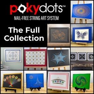 Può includere: La collezione completa di string art senza chiodi Pokydots. L'immagine mostra varie opere d'arte con filo incorniciate, tra cui disegni geometrici, una farfalla e una barca a vela. Le opere sono esposte su cavalletti, su sfondo nero.