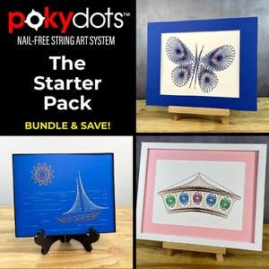 Könnte beinhalten: Das Starter-Paket für das nagelfreie String-Art-System von Pokydots. Das Bild zeigt vier gerahmte String-Art-Stücke: einen Schmetterling, ein Segelboot und ein geometrisches Design. Die Rahmen sind blau, weiß und rosa. Der Text "BUNDLE & SAVE!" ist ebenfalls sichtbar.