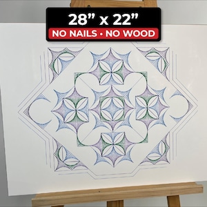 Op de afbeelding: Geometrisch kunstwerk op een witte achtergrond, afmetingen 71 x 56 cm. Het ontwerp heeft een herhalend patroon van blauwe, groene en paarse lijnen. De tekst "NO NAILS • NO WOOD" wordt weergegeven.