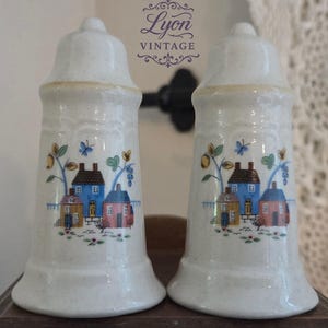 Vintage Salt & Pepper Shakers – Cottage and Floral Design – Hand-Painted Stoneware – 1970s Farmhouse Kitchen Decor