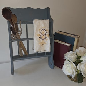 Vintage Blue Wooden Wall Rack – Farmhouse Plate or Kitchen Organizer – Handcrafted Rustic Shelf – 1980s Cottage Décor