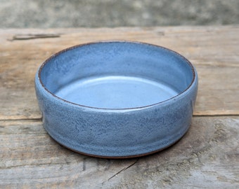 Petit plat pour chien ou chat, bol pour animal de compagnie en céramique bleu clair fait main, fabriqué en NC, poterie fonctionnelle