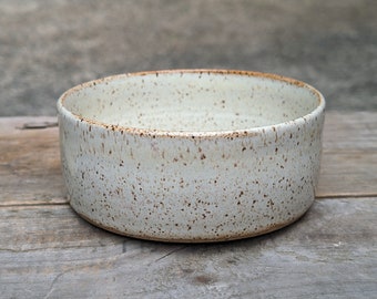 Plat pour chien blanc, bol pour animal de compagnie en céramique fait main, fabriqué en NC, poterie fonctionnelle