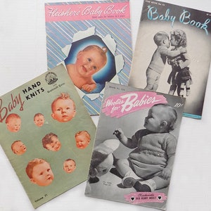 Puede incluir: Cuatro revistas vintage para bebés con portadas coloridas. Las portadas muestran bebés y niños, con títulos como "Baby Book", "World's Best Babies" y "Baby Hand Knits".