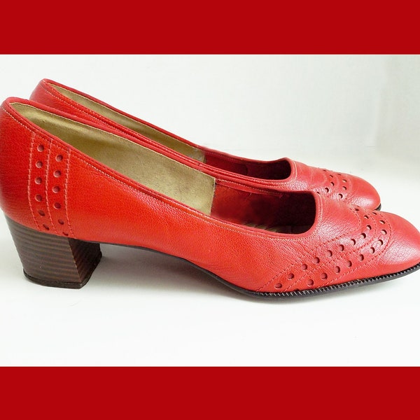 1960s  MOD women's red leather "wingtip" pumps by LARKS / round toe / low heel / 8-9 / narrow