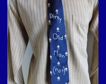 1979 Designer Halsband "The Flasher" Dirty Old Man von Allyn signiert, bestickt "Dirty Old Man ( Not)" von Fiber Artist, Diane Bush, 2021