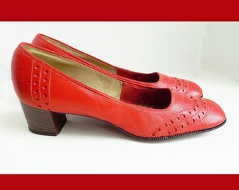 1960s  MOD women&#39;s red leather &quot;wingtip&quot; pumps by LARKS / round toe / low heel / 8-9 / narrow