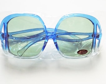 DEADSTOCK des années 1980, toujours dans son emballage, lunettes de soleil à monture bleue / autocollant attaché / fabriqué à Taiwan / Taille adulte / lentilles vert pâle / SUPER MINT !