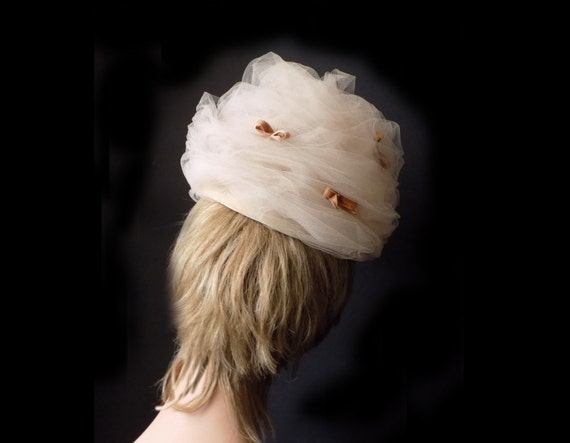 1960s Mod Bee Hive hat / netting with velvet acce… - image 2